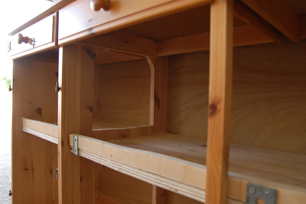 Hjemmelavet kaninbur efterår 2013 - Først savede vi huller til hulerne. billede 3