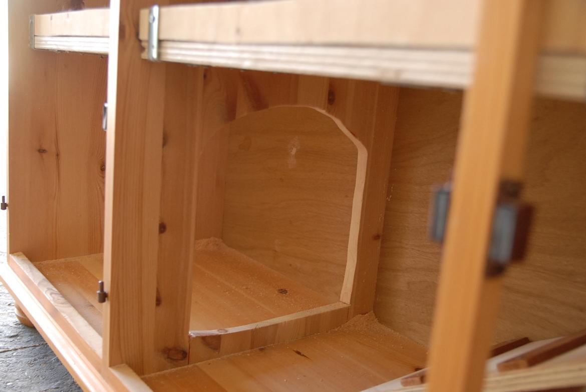 Hjemmelavet kaninbur efterår 2013 - Først savede vi huller til hulerne. billede 2