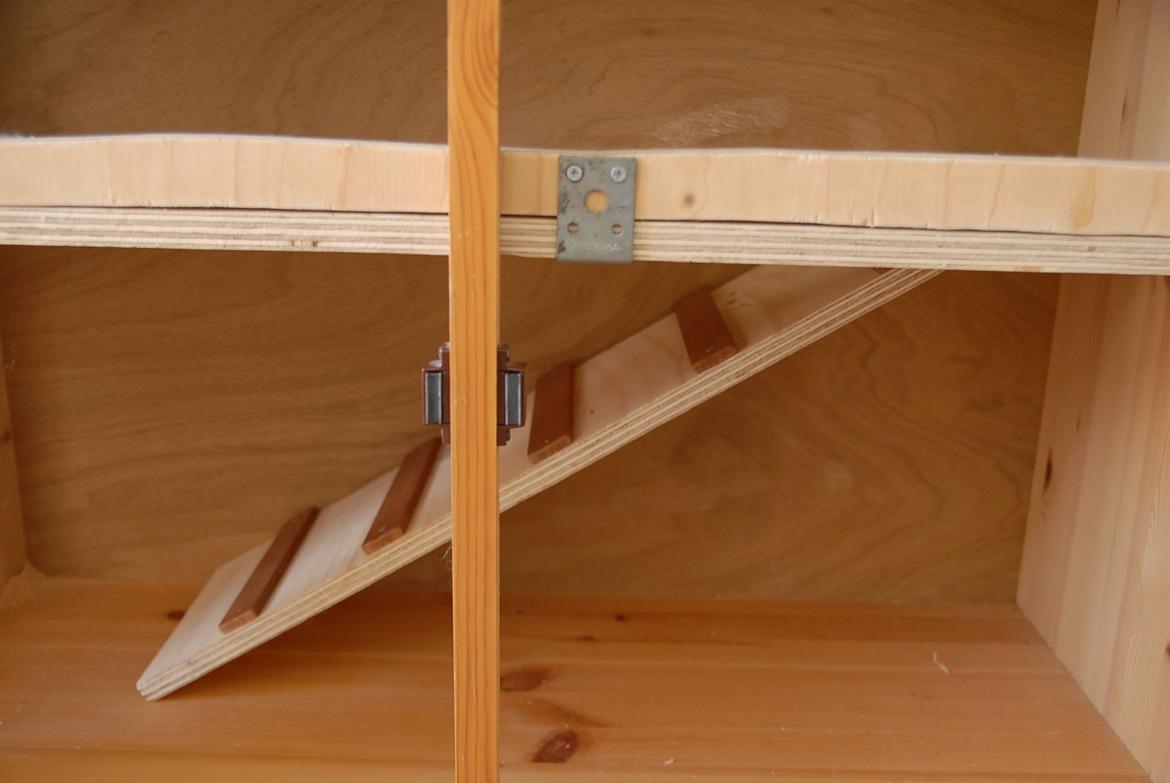 Hjemmelavet kaninbur efterår 2013 - Så lavede vi en kant, så savsmuld mm. ikke ryger ud. billede 7