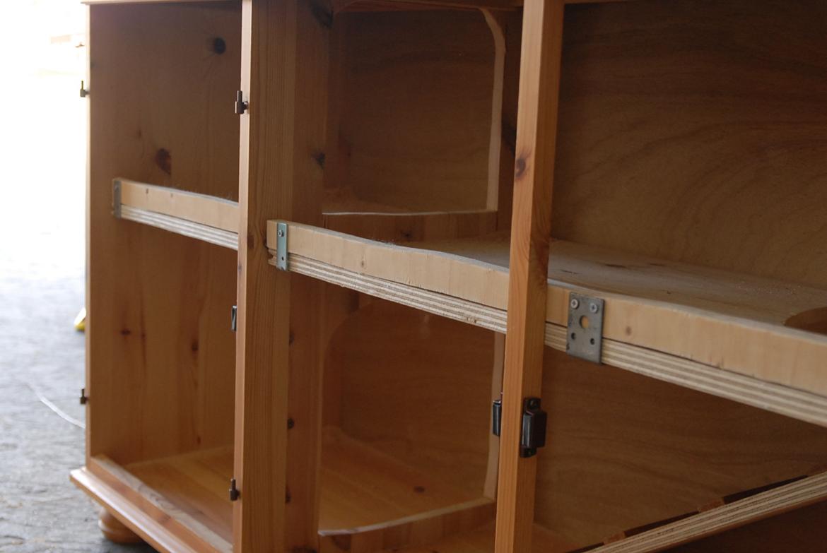 Hjemmelavet kaninbur efterår 2013 - Så lavede vi en kant, så savsmuld mm. ikke ryger ud. billede 6