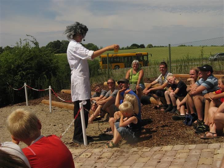 Min kusine holder sience show på Danfoss Universe 8D billede 47