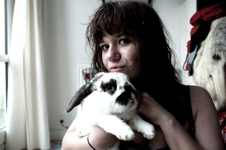 Kanin Kokus R.I.P - 4. EFter et rigtigt regnskyld hvor jeg løb ud og hentede ham i haven. Vi var VIRKELIG våde :o) billede 4