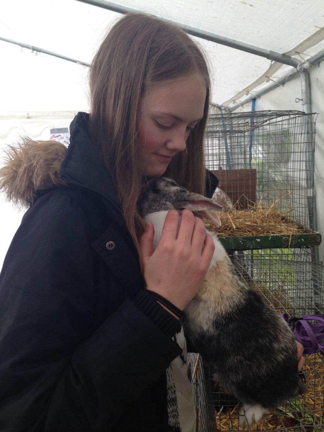 Kanin Nini - På Nyvang D. 10 Maj 2014, hvor jeg skal til at springe med hende <3  billede 14