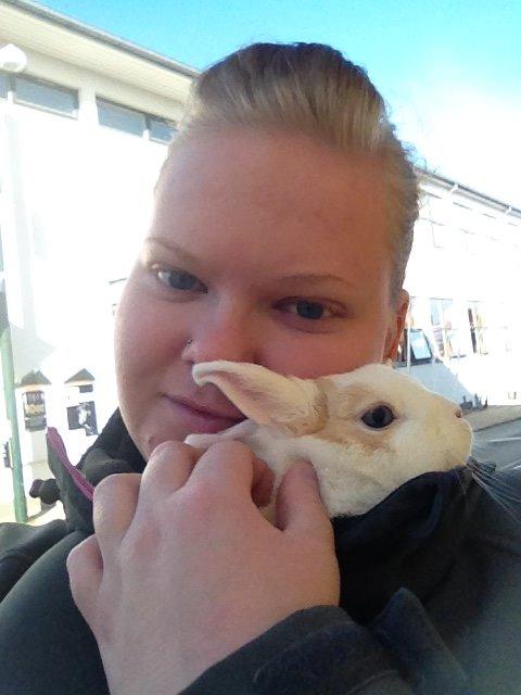 Kanin Birkegades Plet - Vi er på vej hjem fra dyrlægen. Plet sad under min jakke hele vejen hjem, og hun elskede det :-) billede 21