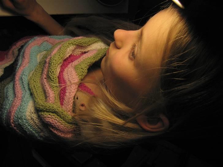 Tamrotte Sesam - Sesam sidder i min poncho =)  billede 5