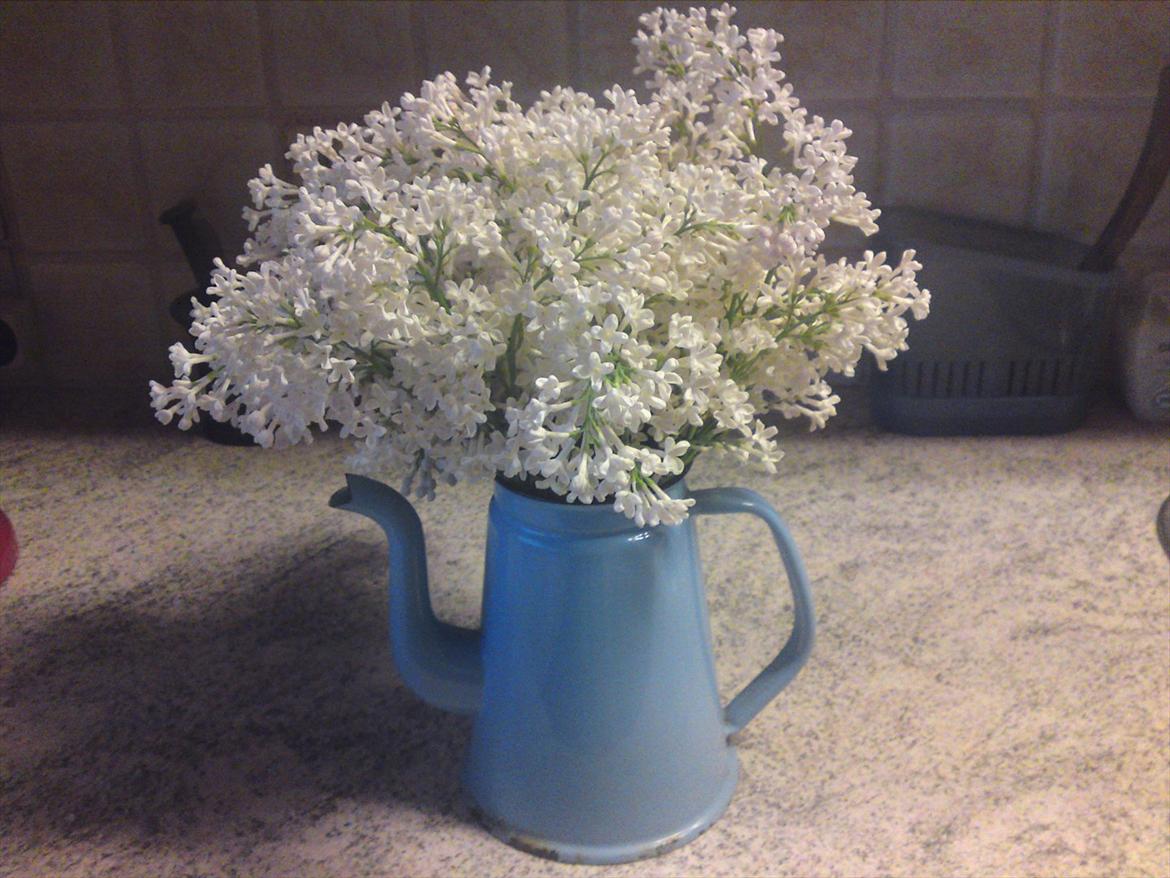 Blomster buketter fra egen have. - Hvide Syrener i en gammel blå kaffekande... billede 11