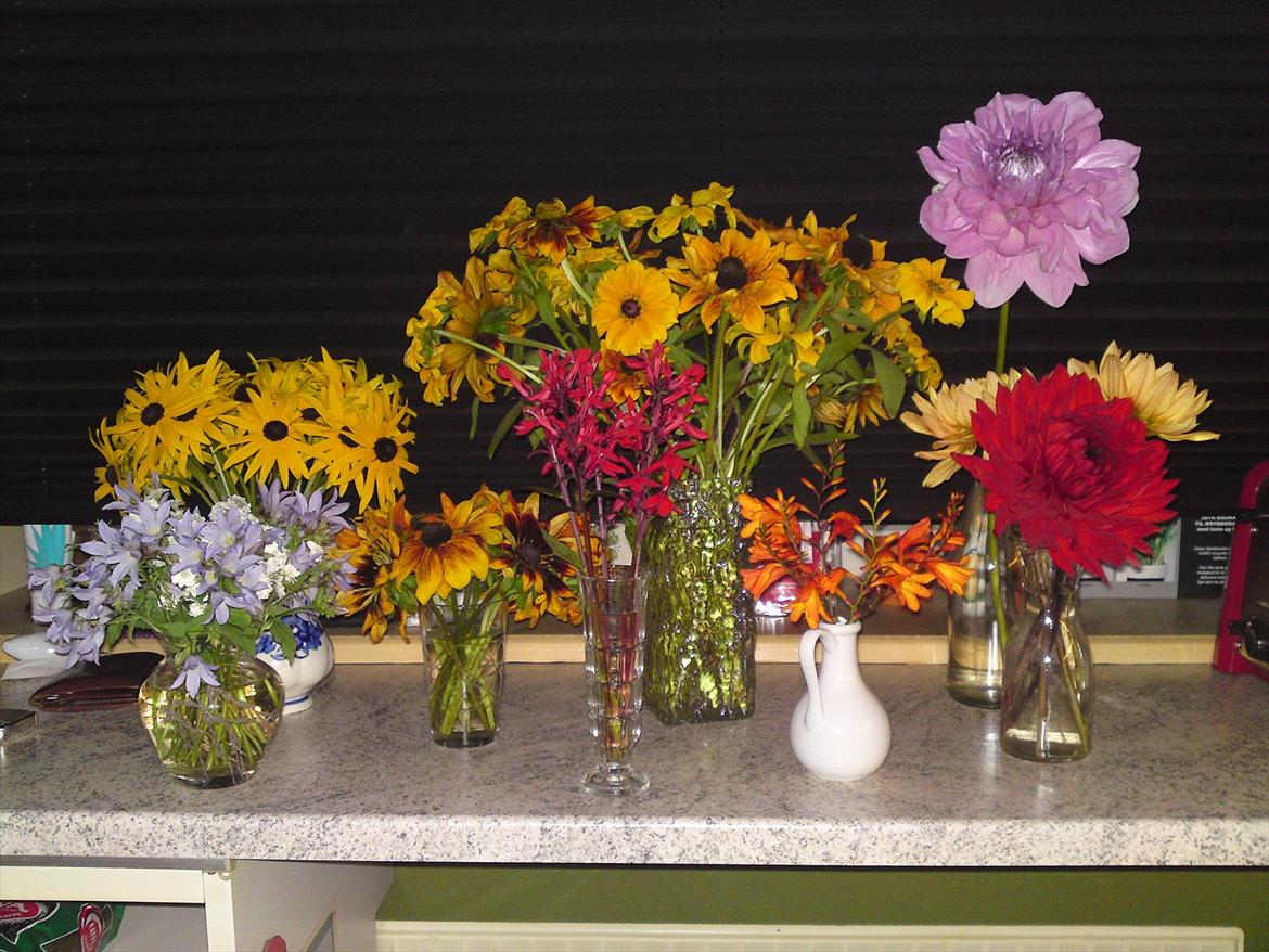 Blomster buketter fra egen have. - Forskellige buketter.... med bla. Solhat, Høstfloks, og Dahlia.  billede 18