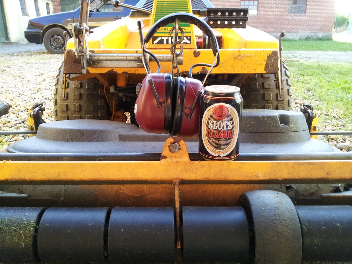 Villa/hushave 15000 m2 - Sådan bruger jeg mindst 4 timer i ugen på at slå græs.. Dvs. at jeg har slået græs 1 gang.. billede 17