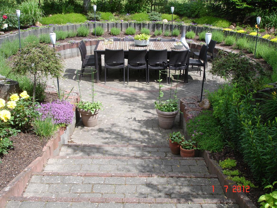 Villa/hushave 1400 m2 - Nedsænket terrasse omkranset af lavendler mm. billede 1