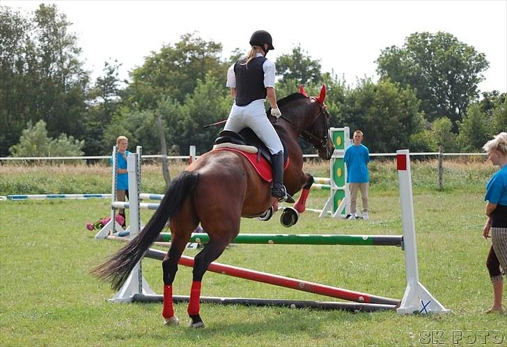 Fredrik og jeg til stævne, mols rideklub d.15 aug 2010 billede 2