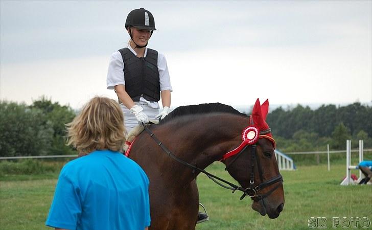 Fredrik og jeg til stævne, mols rideklub d.15 aug 2010 - Dette billede er fra præmie overrækkelsen i 70 cm klassen :) de andre billeder er 80 cm billede 12