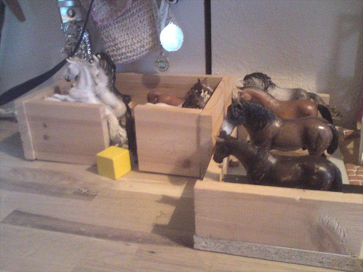 Stutteri Damgaarden. Facaliteter. Schleich - 2 hjemmelavede stalde. billede 6