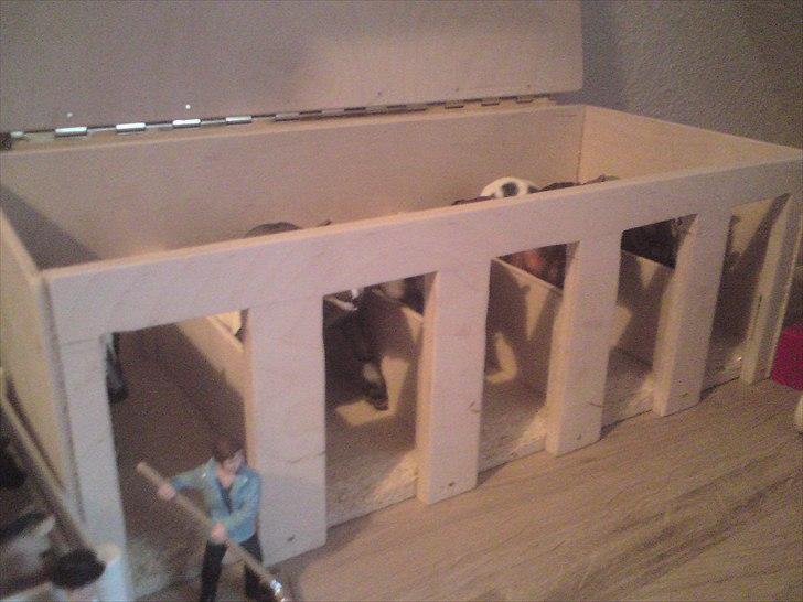 Stutteri Damgaarden. Facaliteter. Schleich - Stald. Lavet af min søster ;D billede 12