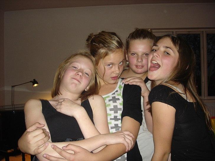 Emma&mig holdte 11 års fødselsdag. - Nogen få af os lavede lidt skue spil;)det her er et fælles billede;) kun for sjov;) billede 19