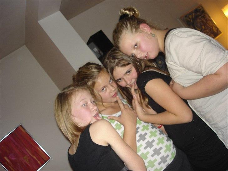 Emma&mig holdte 11 års fødselsdag. - Skuespil;) kun for skov;) billede 23