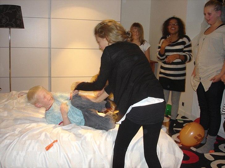 Emma&mig holdte 11 års fødselsdag. - Haha;) så skulle min lille bror lige drille os lidt;) haha billede 46