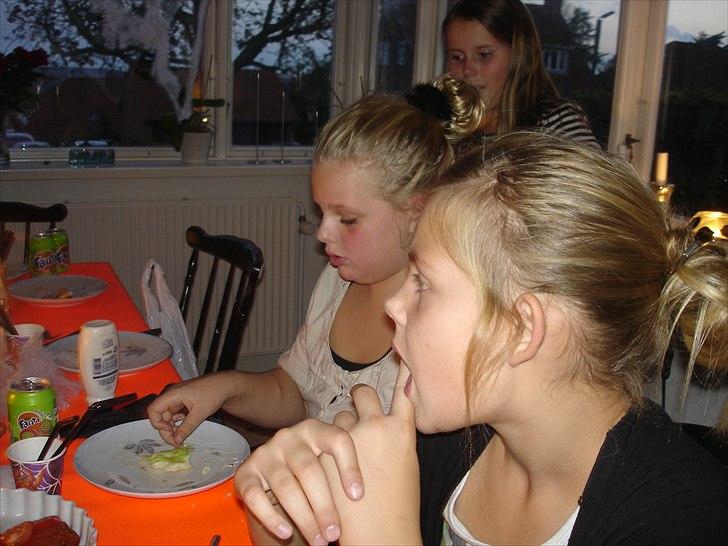 Emma&mig holdte 11 års fødselsdag. - Da vi sad ved bordet og spiste;) billede 60