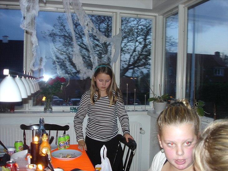 Emma&mig holdte 11 års fødselsdag. - Da vi sad ved bordet og spiste;) billede 61