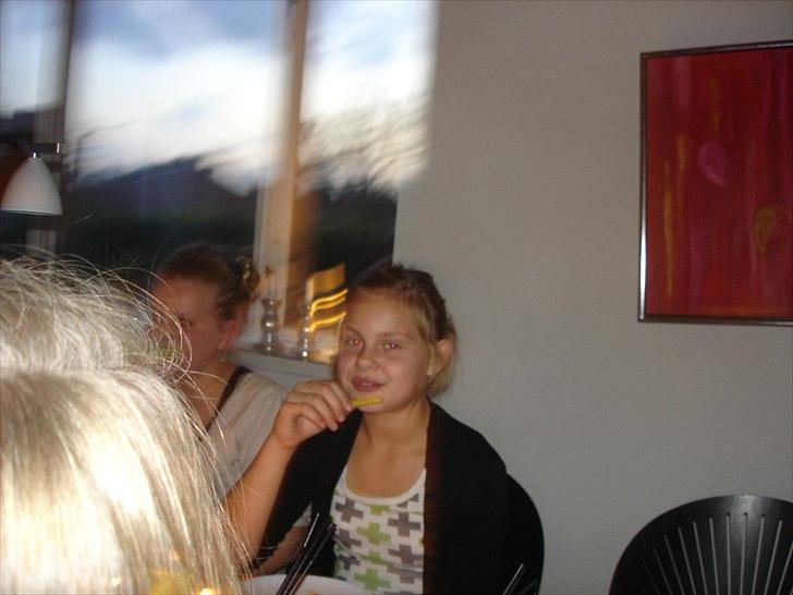 Emma&mig holdte 11 års fødselsdag. - Da vi sad ved bordet og spiste;) billede 68