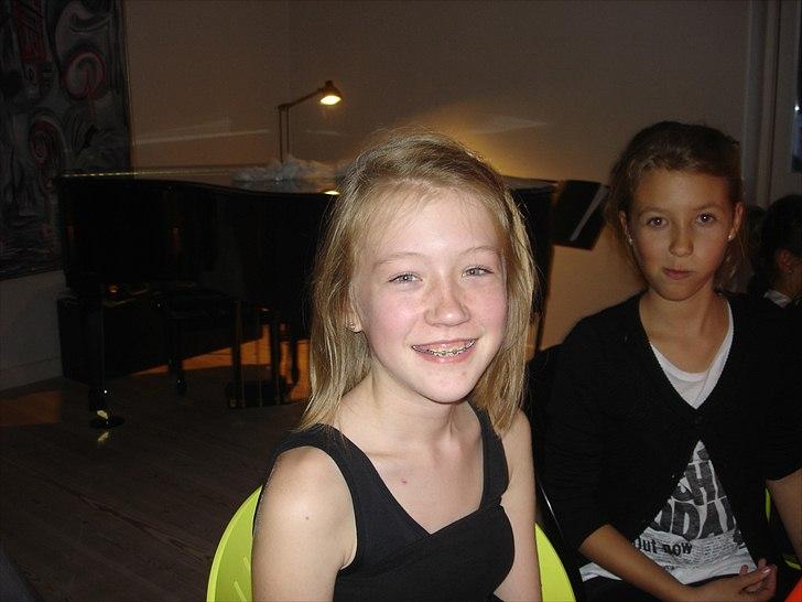 Emma&mig holdte 11 års fødselsdag. - Da vi sad ved bordet og spiste;) billede 69