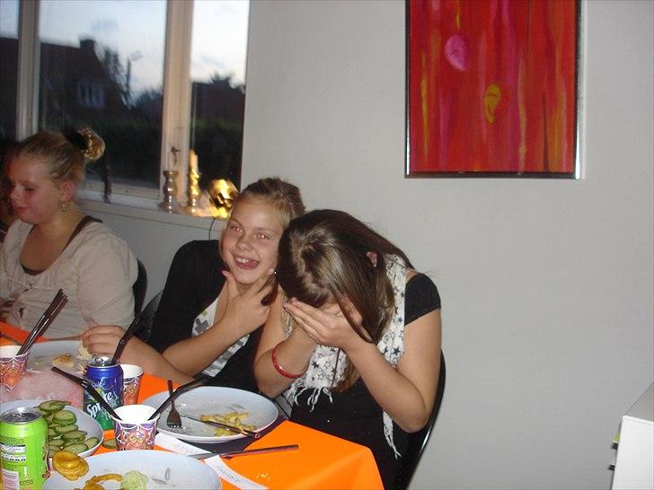 Emma&mig holdte 11 års fødselsdag. - Da vi sad ved bordet og spiste;) billede 70