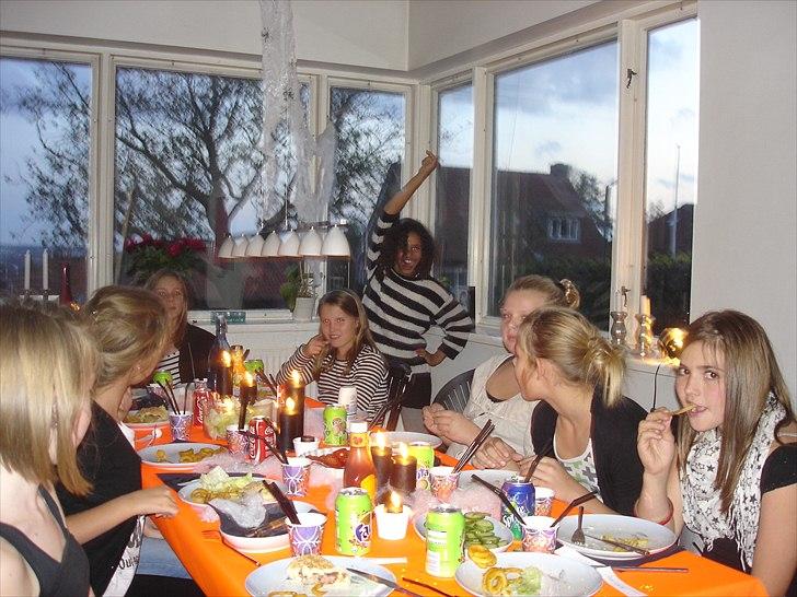 Emma&mig holdte 11 års fødselsdag. - Da vi sad ved bordet og spiste;) billede 71