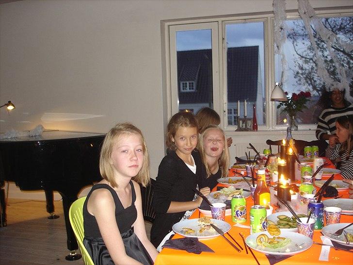 Emma&mig holdte 11 års fødselsdag. - Da vi sad ved bordet og spiste;) billede 72