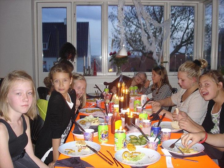 Emma&mig holdte 11 års fødselsdag. - Da vi sad ved bordet og spiste;) billede 73