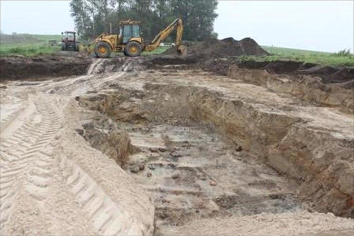Stald byggeri - Her er de ved at grave ud til staldens fundament. billede 1