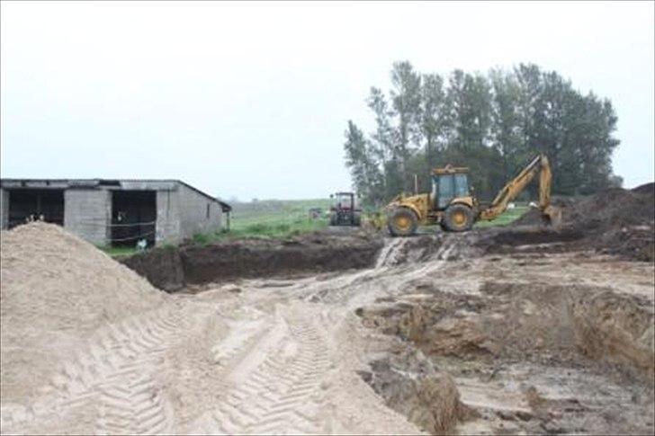 Stald byggeri - Ligeledes gravearbejde. billede 2