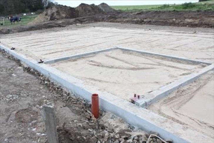 Stald byggeri - Her er der lagt og komprimeret med stabilgrus. Der er også lavet sokkel. billede 3
