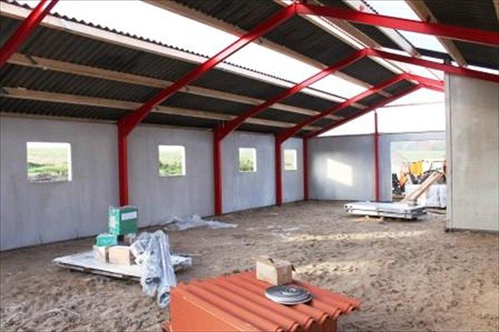 Stald byggeri - 1,2, 3 så var væggene oppe og spærrene lagt. Ligeledes er der lagt tag. billede 4