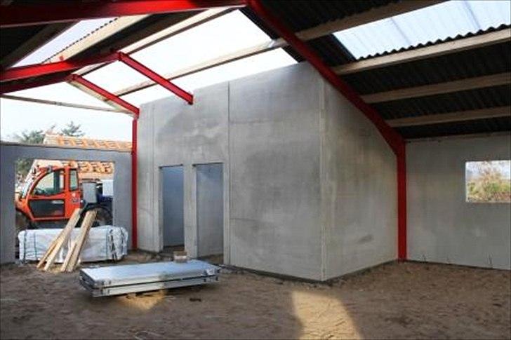 Stald byggeri - Et billede indefra med kik over mod sadel og foderrum. billede 5