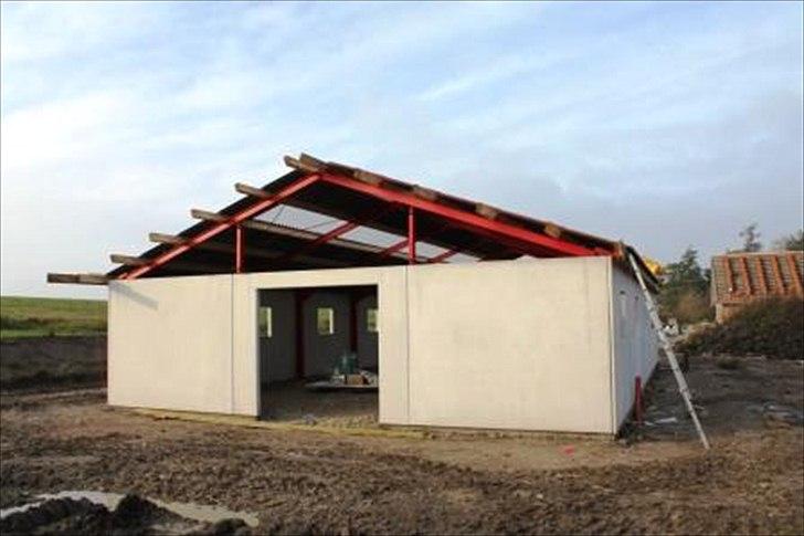 Stald byggeri - Her er det et kik fra vinterfolds området og mod staldindgangen. billede 6