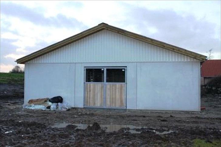 Stald byggeri - Så er der lavet gavl, tagrender og sat døre i. billede 9