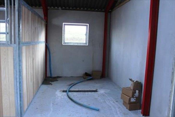 Stald byggeri - Her er et billede af den kommende vaskeplads. billede 11