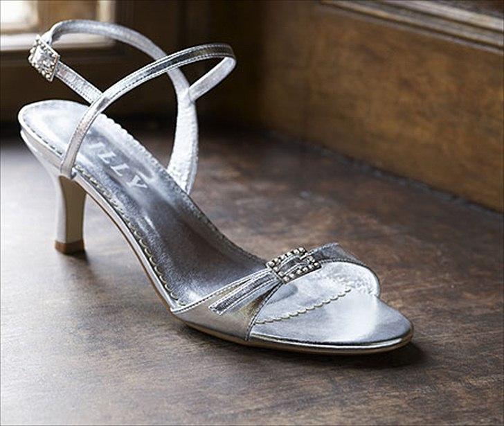 Lilly`s konfirmationskjoler, sko og tilbehør 2011 år billede 42