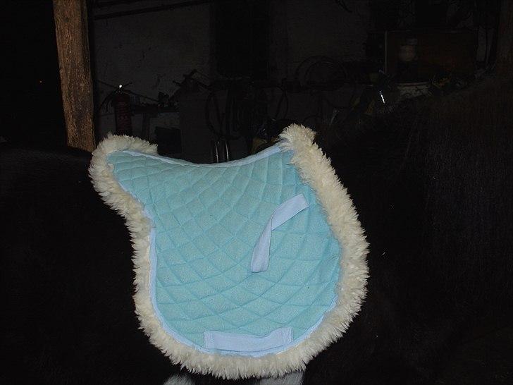  hjemmelavet lammeunderlag, stangmåler, flecetæppe, regndækken, rebgrime, mm.  - Ægte lam.... materialeprisen kan komme ufatteligt langt ned, hvis man finder et godt lammeskind i en genbrugsbiks... men det her skind kostede vist 200-250 fra nyt af hos en garver...- tja og fleeceplaider er jo nærmest gratis i jysk, og så er der lige et gamelt uldtæppe imellem fleece lam... billede 5