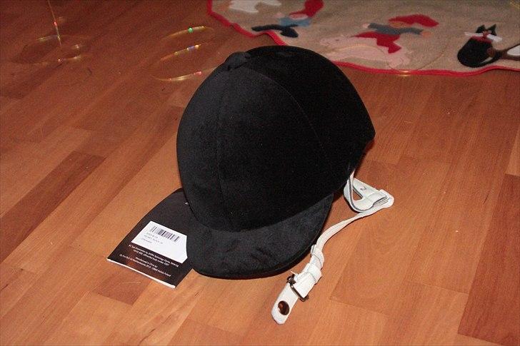 Julegaver 2010 :P - Ridehjelm fra horze - fra mor og far! billede 15