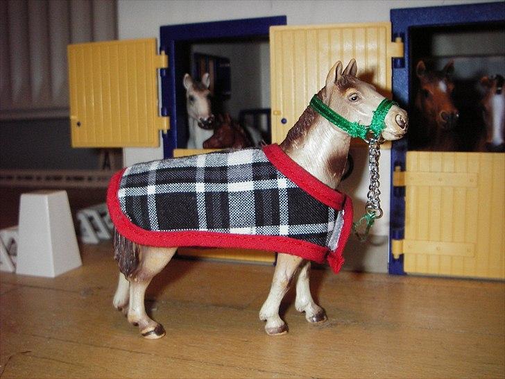 Rosengaarden's Schleich Heste - Navn: Rosengaarden's Benn, Køn: Vallak, Race: Appalosa, Mor: Ukendt, Far: Ukendt, Alder: 19 år, Kommentar: Benn har engang været en super dygtig spring pony men efter en skade i benet må han kun rides let. Dog må han godt springe en lille smule. billede 61