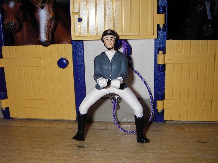 Rosengaarden's Schleich Heste - Susan. Susan har vundet DM og EM i spring i 2010 og hun er kommet på andenpladsen i VM. Hun har sine springheste: Moonlight Minuts og Kingfisher opstalden her og hun motionerer vores spring heste når vi ikke selv har tid. Susan er 22 år. billede 48