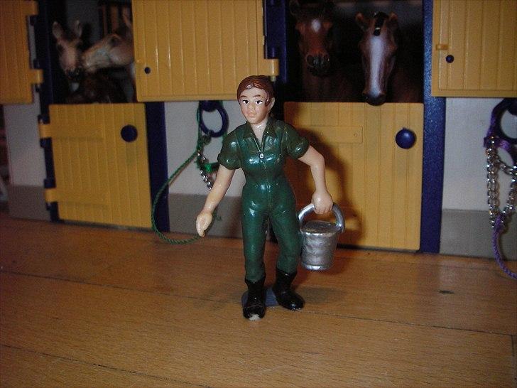 Rosengaarden's Schleich Heste - Sarah. Sarah er Rosengaarden's staldpige og hun hjælper med alt arbejdet. Sarah er 15 år. billede 45