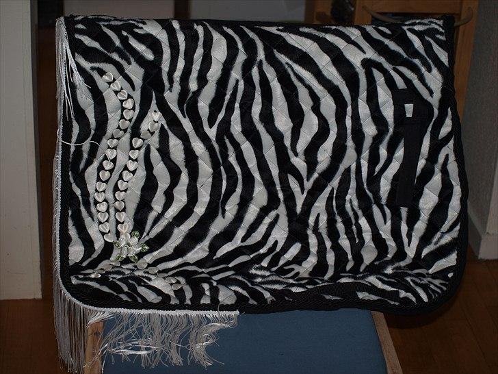 Hjemmelavede ting! :) - Hjemmelavet Zebra Underlag. Er lavet uden nogen form for opskrift, udelukkende ved hjælp af symaskine og at kunne se på andre underlag. OBS. Det er dog vores mor der har syet det, men Trine der har designet :)! billede 1