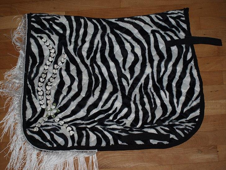 Hjemmelavede ting! :) - Liggende på gulvet, frynserne ligger lidt hulter til bulter ;D billede 6