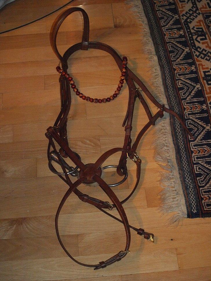 Hjemmelavede ting! :) - Vi har skubbet det originale pandebånd lidt væk og bare lagt det nye på. Perle-pandebåndet skal selvfølgelig bare på hovedtøjet på samme måde som hvilket som helst pandebånd :D billede 12