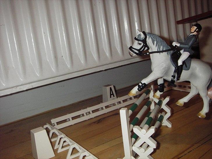 Åbent hus på Rosengaarden's Schleich Heste - - og sidst men ikke mindst springer de over tripelbaren - billede 58