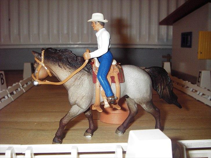 Åbent hus på Rosengaarden's Schleich Heste - Western opvisning med John og Colorado: John og Colorado viser os lidt "barrel race" - billede 101
