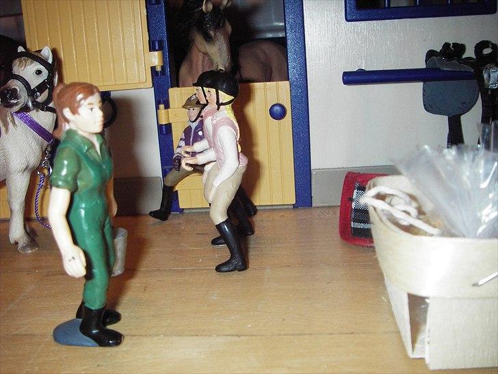 Åbent hus på Rosengaarden's Schleich Heste - - Sara går hen til foderet - billede 129