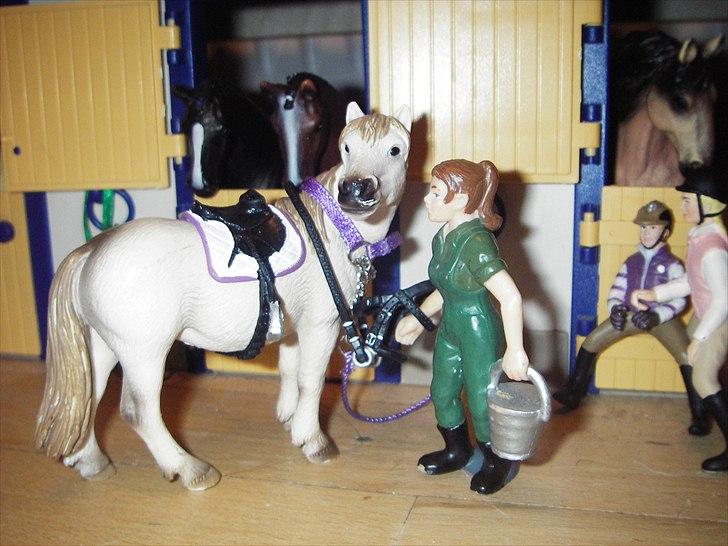 Åbent hus på Rosengaarden's Schleich Heste - - og giver hende hovedtøjet på - billede 127