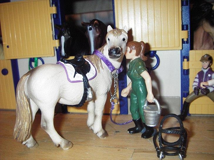 Åbent hus på Rosengaarden's Schleich Heste - - sætter hende i havlgrime - billede 126